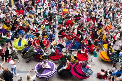 La Plaza Mayor acoge un multitudinario homenaje a la jota burgalesa.