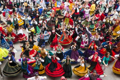 La Plaza Mayor acoge un multitudinario homenaje a la jota burgalesa.