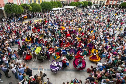 La Plaza Mayor acoge un multitudinario homenaje a la jota burgalesa.