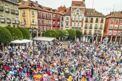 La Plaza Mayor acoge un multitudinario homenaje a la jota burgalesa.