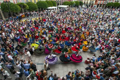 La Plaza Mayor acoge un multitudinario homenaje a la jota burgalesa.