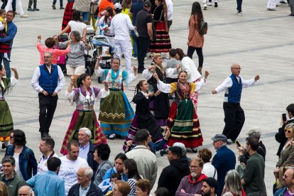 La Plaza Mayor acoge un multitudinario homenaje a la jota burgalesa.