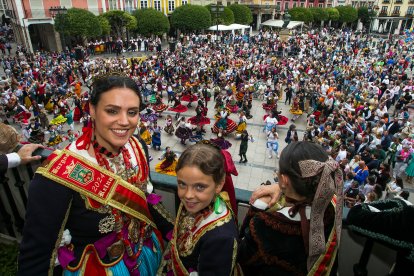 La Plaza Mayor acoge un multitudinario homenaje a la jota burgalesa.