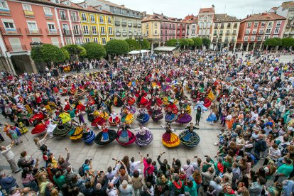 La Plaza Mayor acoge un multitudinario homenaje a la jota burgalesa.