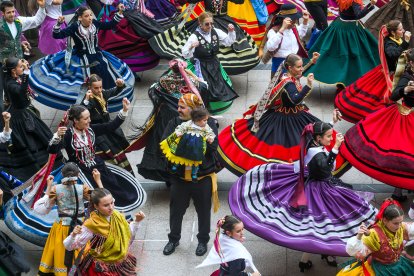 La Plaza Mayor acoge un multitudinario homenaje a la jota burgalesa.