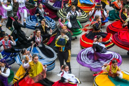 La Plaza Mayor acoge un multitudinario homenaje a la jota burgalesa.
