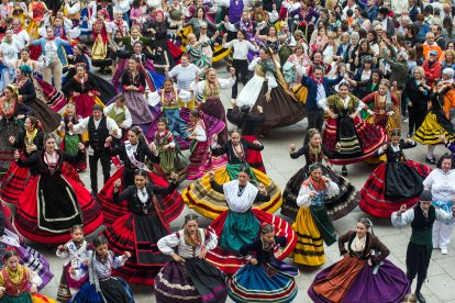 La Plaza Mayor acoge un multitudinario homenaje a la jota burgalesa.