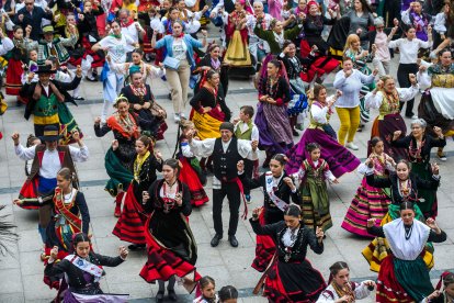 La Plaza Mayor acoge un multitudinario homenaje a la jota burgalesa.