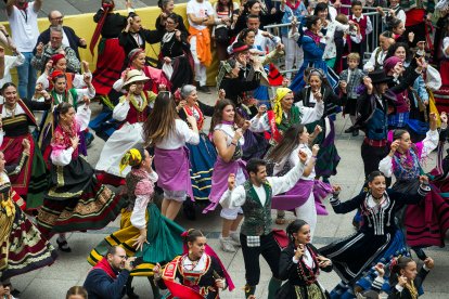 La Plaza Mayor acoge un multitudinario homenaje a la jota burgalesa.