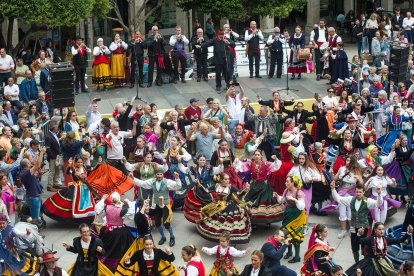 La Plaza Mayor acoge un multitudinario homenaje a la jota burgalesa.