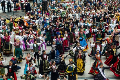 La Plaza Mayor acoge un multitudinario homenaje a la jota burgalesa.