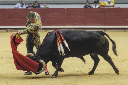 Manuel Escribano, con uno de los toros de la tarde.