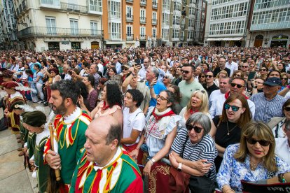 La plaza de San Fernando se quedó pequeña para acoger el canto del Himno