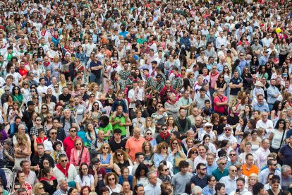 Cientos de personas acudieron a este acto para vivir la emoción de esta tradición