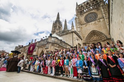 Las escalinatas del Sarmental llenas del colorido de las Reinas.