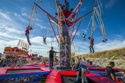 El sol de la tarde animó a algunos burgaleses que disfrutaron con 67 propuesta de este año.