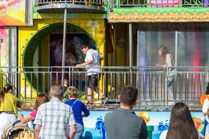 El sol de la tarde animó a algunos burgaleses que disfrutaron con 67 propuesta de este año.