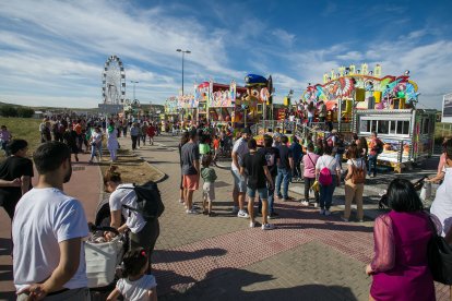 El sol de la tarde animó a algunos burgaleses que disfrutaron con 67 propuesta de este año.