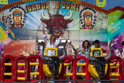 El sol de la tarde animó a algunos burgaleses que disfrutaron con 67 propuesta de este año.
