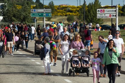 El sol de la tarde animó a algunos burgaleses que disfrutaron con 67 propuesta de este año.