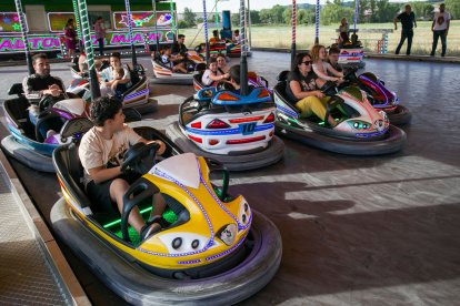 El sol de la tarde animó a algunos burgaleses que disfrutaron con 67 propuesta de este año.