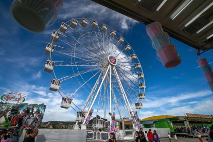 El sol de la tarde animó a algunos burgaleses que disfrutaron con 67 propuesta de este año.