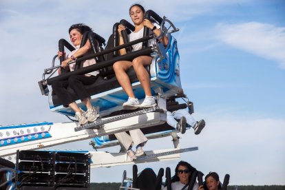 El sol de la tarde animó a algunos burgaleses que disfrutaron con 67 propuesta de este año.