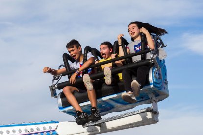 El sol de la tarde animó a algunos burgaleses que disfrutaron con 67 propuesta de este año.