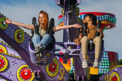 El sol de la tarde animó a algunos burgaleses que disfrutaron con 67 propuesta de este año.