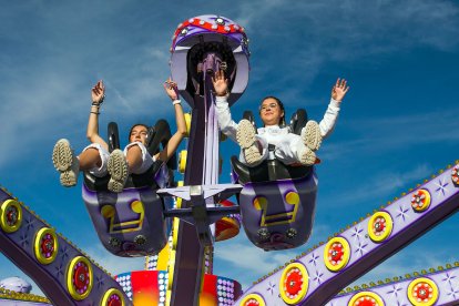 El sol de la tarde animó a algunos burgaleses que disfrutaron con 67 propuesta de este año.
