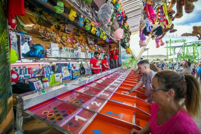 El sol de la tarde animó a algunos burgaleses que disfrutaron con 67 propuesta de este año.