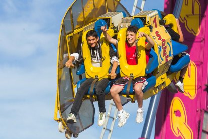 El sol de la tarde animó a algunos burgaleses que disfrutaron con 67 propuesta de este año.