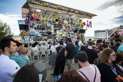 El sol de la tarde animó a algunos burgaleses que disfrutaron con 67 propuesta de este año.