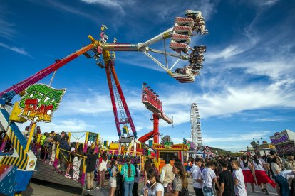 El sol de la tarde animó a algunos burgaleses que disfrutaron con 67 propuesta de este año.