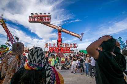 El sol de la tarde animó a algunos burgaleses que disfrutaron con 67 propuesta de este año.
