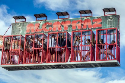 El sol de la tarde animó a algunos burgaleses que disfrutaron con 67 propuesta de este año.