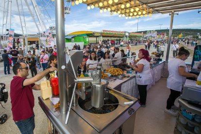 El sol de la tarde animó a algunos burgaleses que disfrutaron con 67 propuesta de este año.