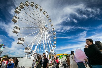 El sol de la tarde animó a algunos burgaleses que disfrutaron con 67 propuesta de este año.