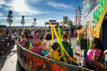 El sol de la tarde animó a algunos burgaleses que disfrutaron con 67 propuesta de este año.