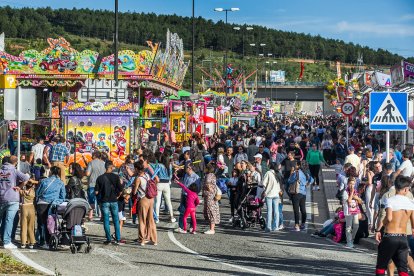 El sol de la tarde animó a algunos burgaleses que disfrutaron con 67 propuesta de este año.