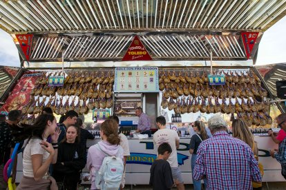 El sol de la tarde animó a algunos burgaleses que disfrutaron con 67 propuesta de este año.