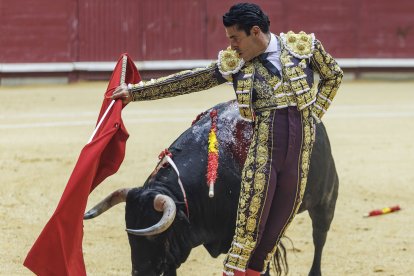 Alejandro Talavante manejó con seguridad al primer toro de la tarde.