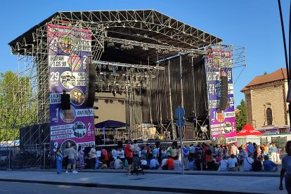 El público ya coge sitio para ver el concierto.
