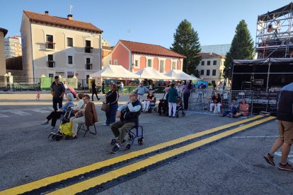 El público ya coge sitio para ver el concierto.