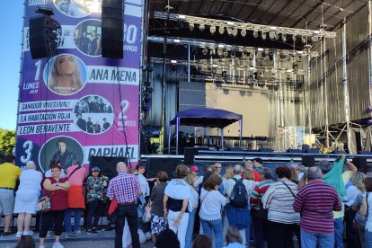 El público ya coge sitio para ver el concierto.