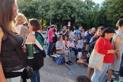 El público ya coge sitio para ver el concierto.