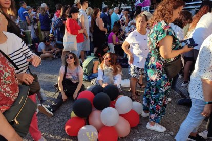 El público ya coge sitio para ver el concierto.