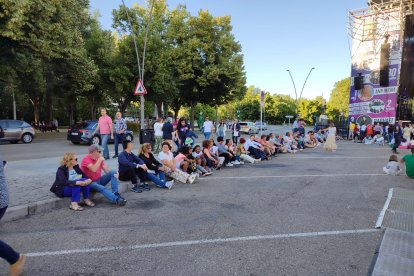 El público ya coge sitio para ver el concierto.
