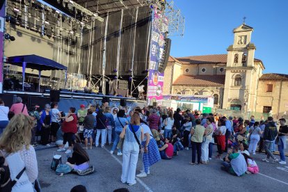El público ya coge sitio para ver el concierto.