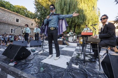 La peculiar estética de Tito Ramírez sorprendió tanto como su música diversa y ecléctica.